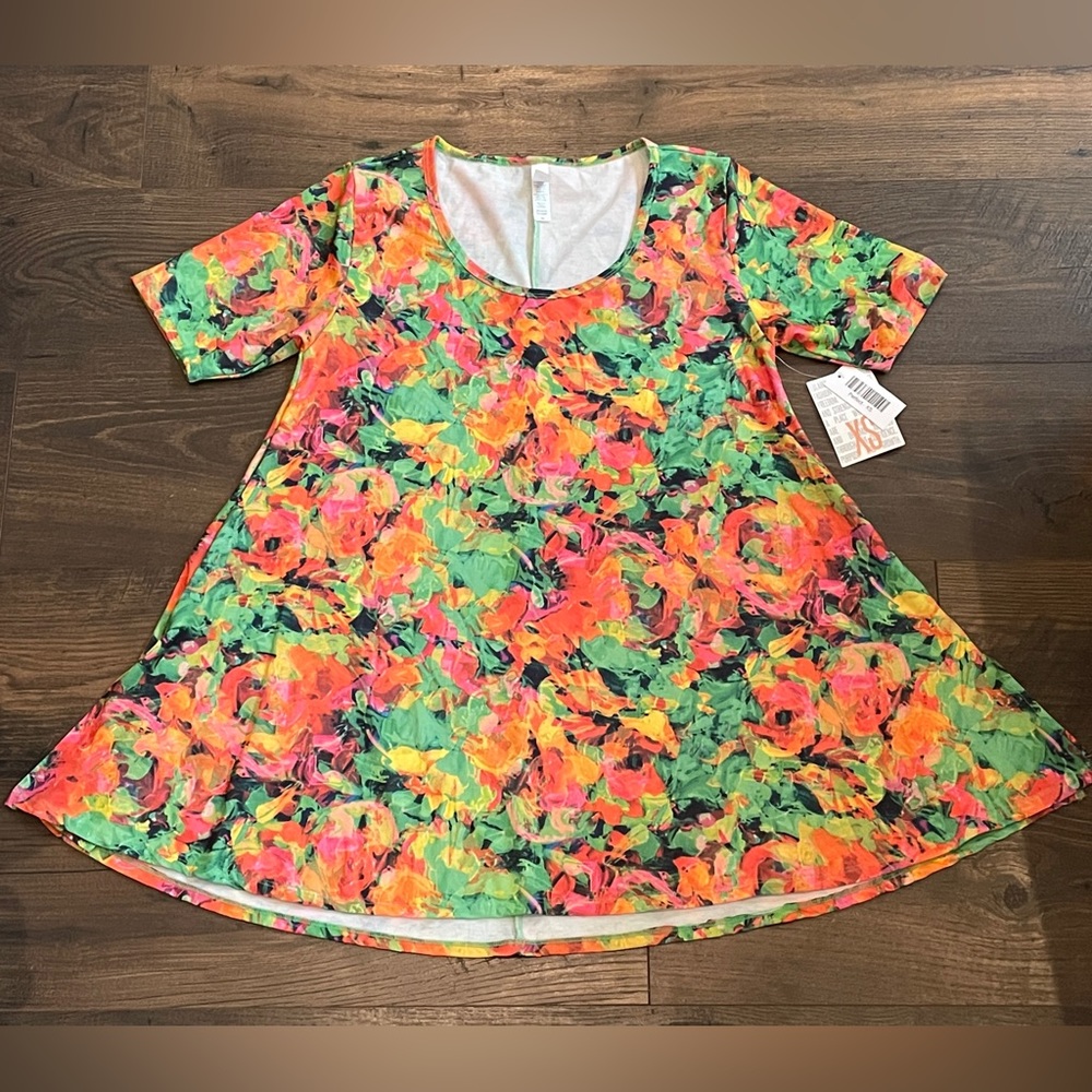 Lularoe NWT Multicolor Perfect Tee Size XS